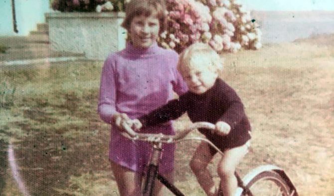Беар Гриллс с сестрой в детстве