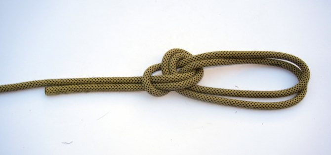 Making a knot with one hand