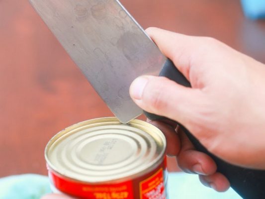 Как открыть консервную банку без ножа и открывашки — 5 лучших способов