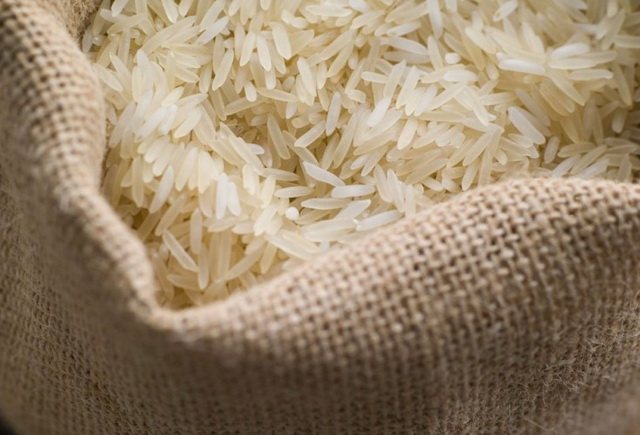 Мешок с белым рисом