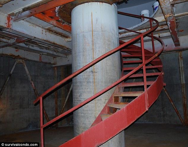 Модули бункера соединены металлическими лестницами, но также доступен и лифт