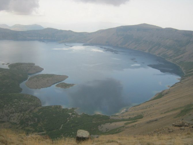 озеро в кратере вулкана Немрут