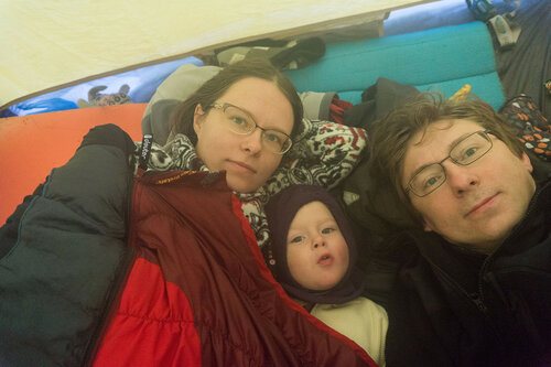 сон с ребенком зимой в палатке в состегнутых спальниках