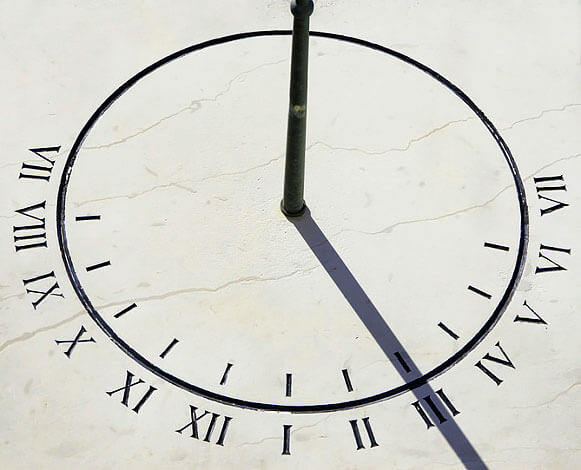Статично установленные, такие часы позволяют определять время дня круглый год.