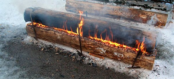 Такой костер горит очень долго и не требует постоянного подбрасывания дров.