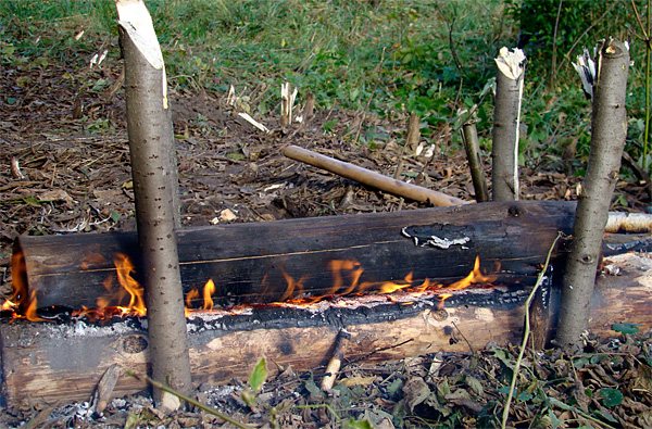 Важно учесть, что деревянные колья тоже могут загореться, а после сгорания - перестать выполнять свои функции.